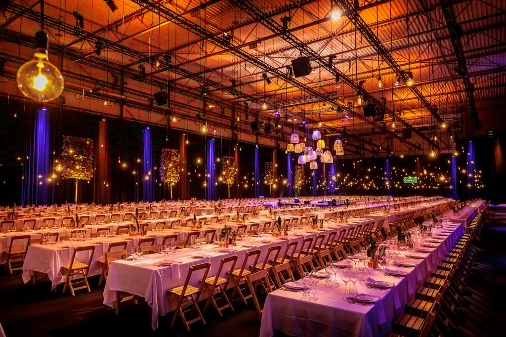 Diner aan lange tafels met 1.250 personen