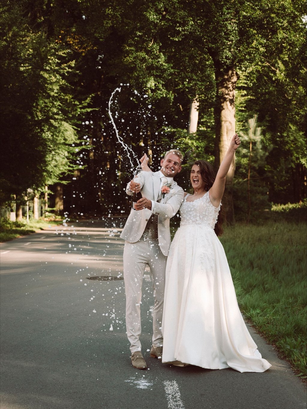 Bruidspaar proost met champagne 