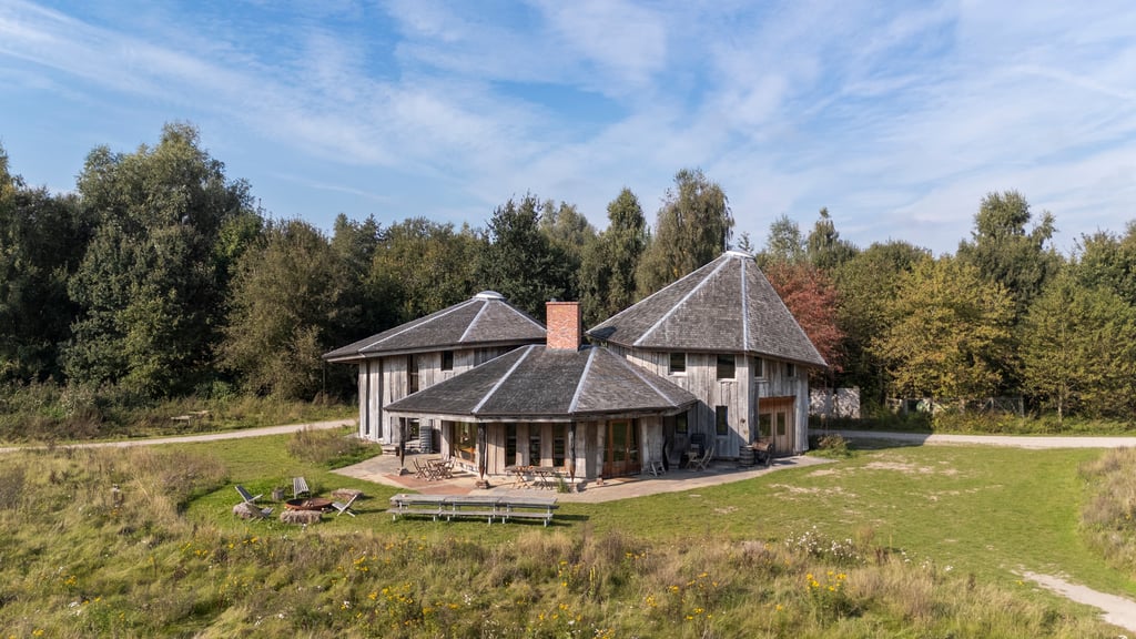 Luchtfoto van Slot Roggebot bij Yūgen Forest, omringd door natuur en bloemenweides