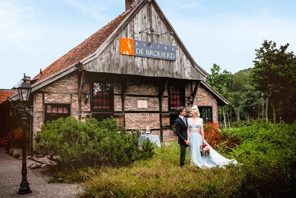 Bruidspaar voor de voormalige boederij De Broeierd 