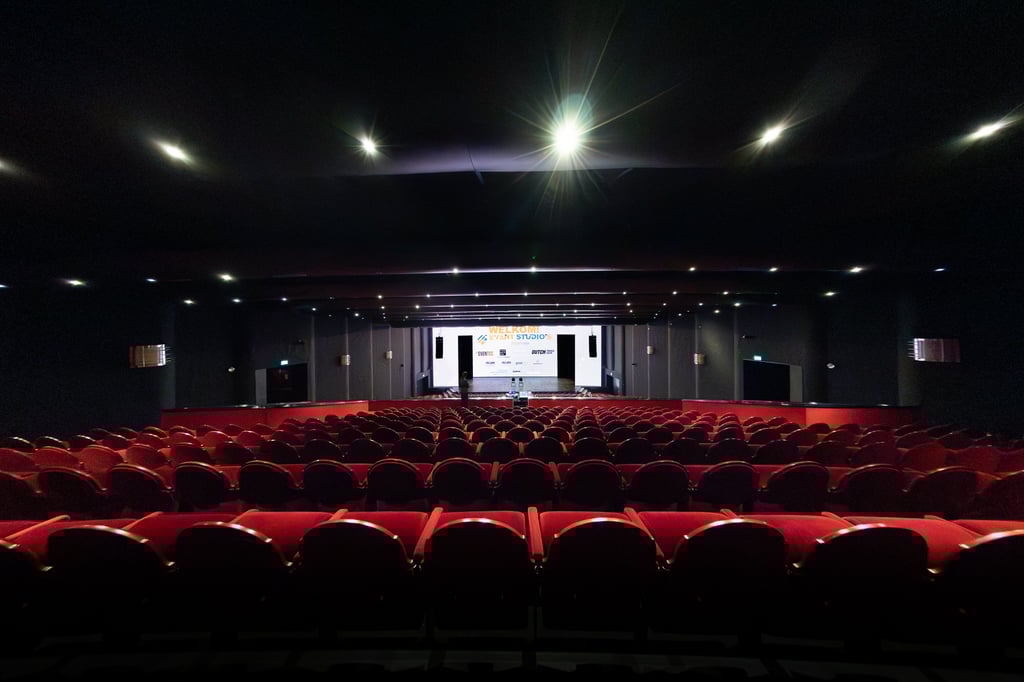 Frank Wentink Theaterzaal met 200m2 Led Wall