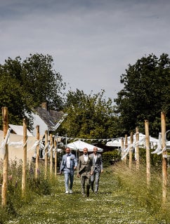 Entree bruidegom door ceremoniepad