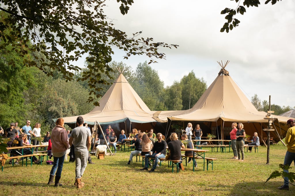 Festival bij Yūgen Forest met tipi's