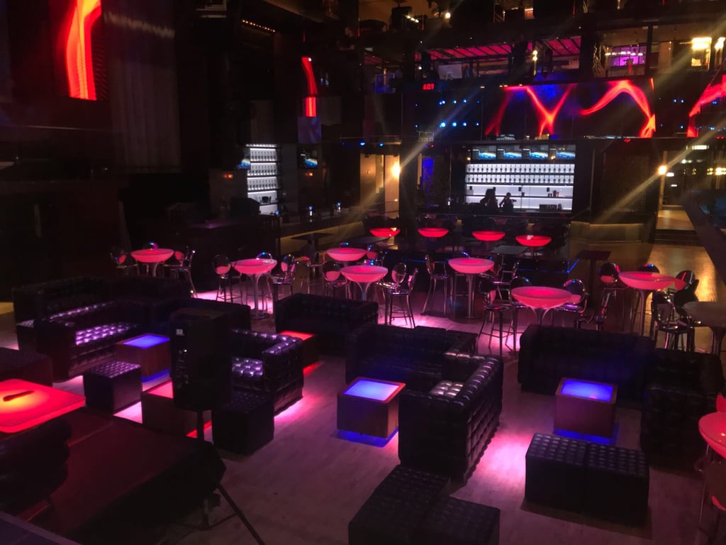 Mix van zitjes en statafels