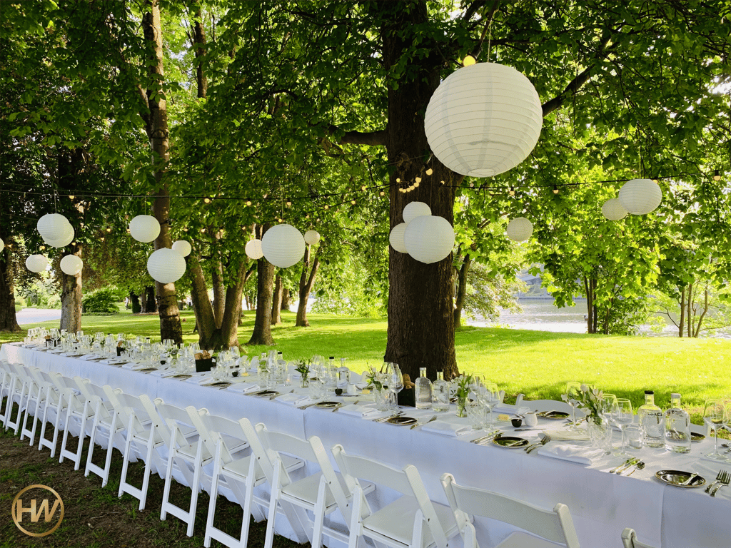 Lange tafel onder de bomen