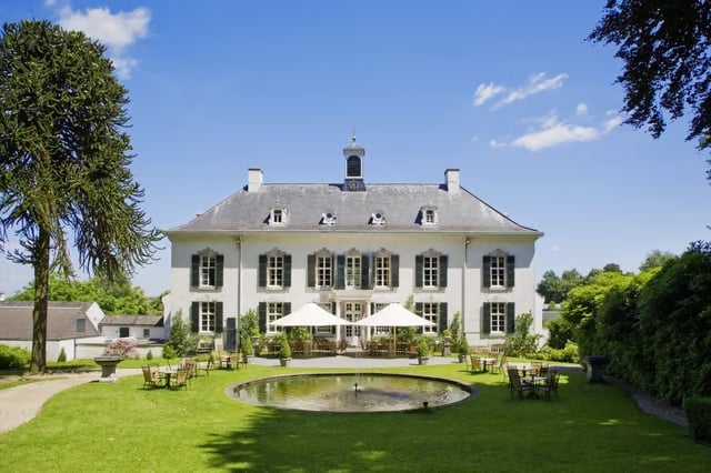 Terras aan achterzijde kasteel