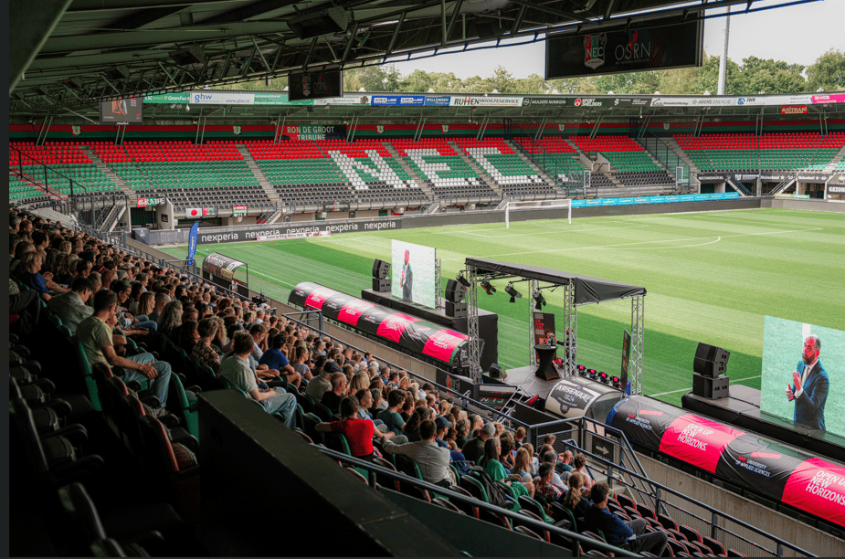 Volle tribune Goffertstadion