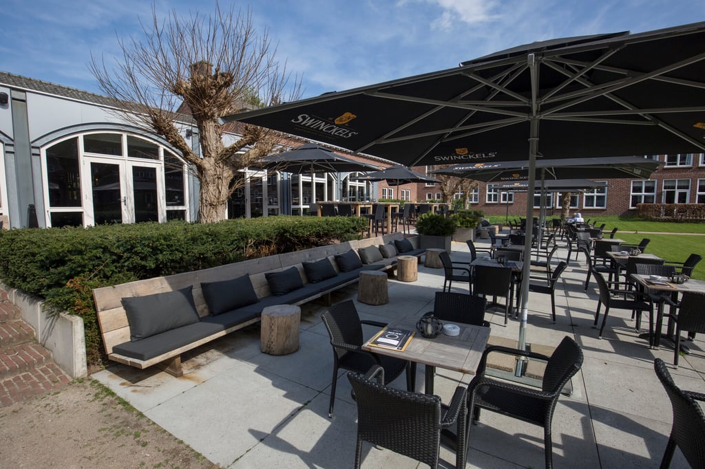 Terras-binnentuin-banken