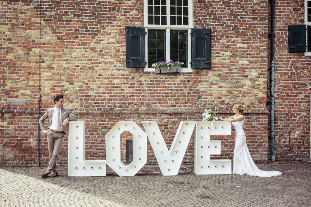 Bruidspaar bij de Love Letters 