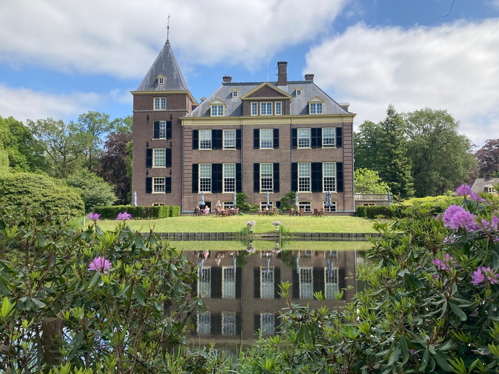 Terras huis Verwolde aan de vijver