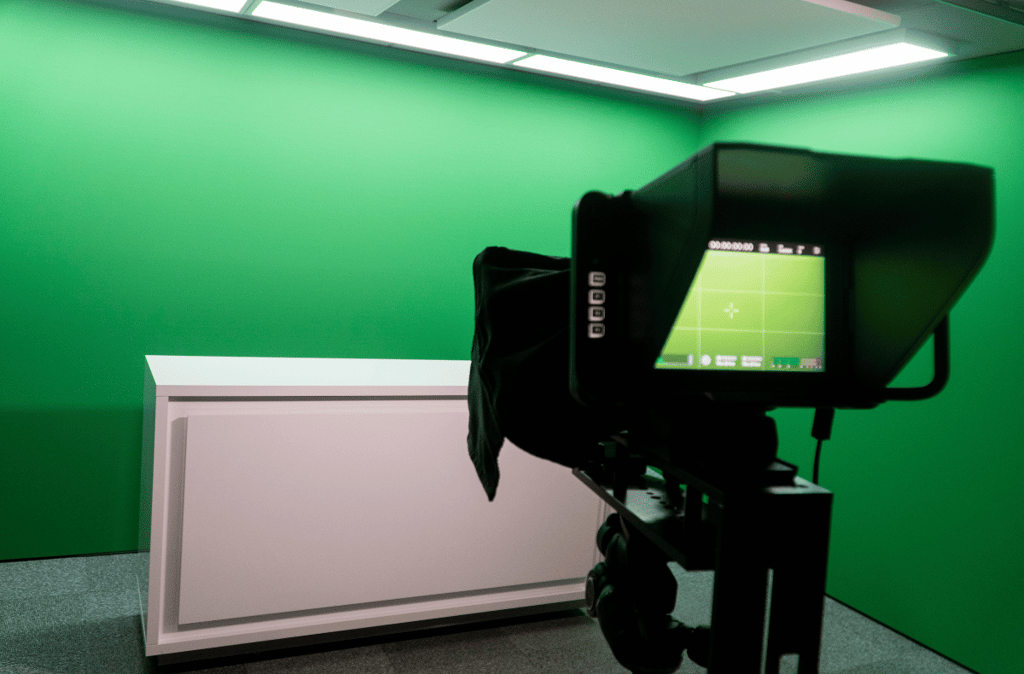Greenscreen, camera en desk.png