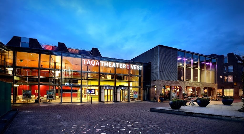 Theater buiten zonder poster.jpg