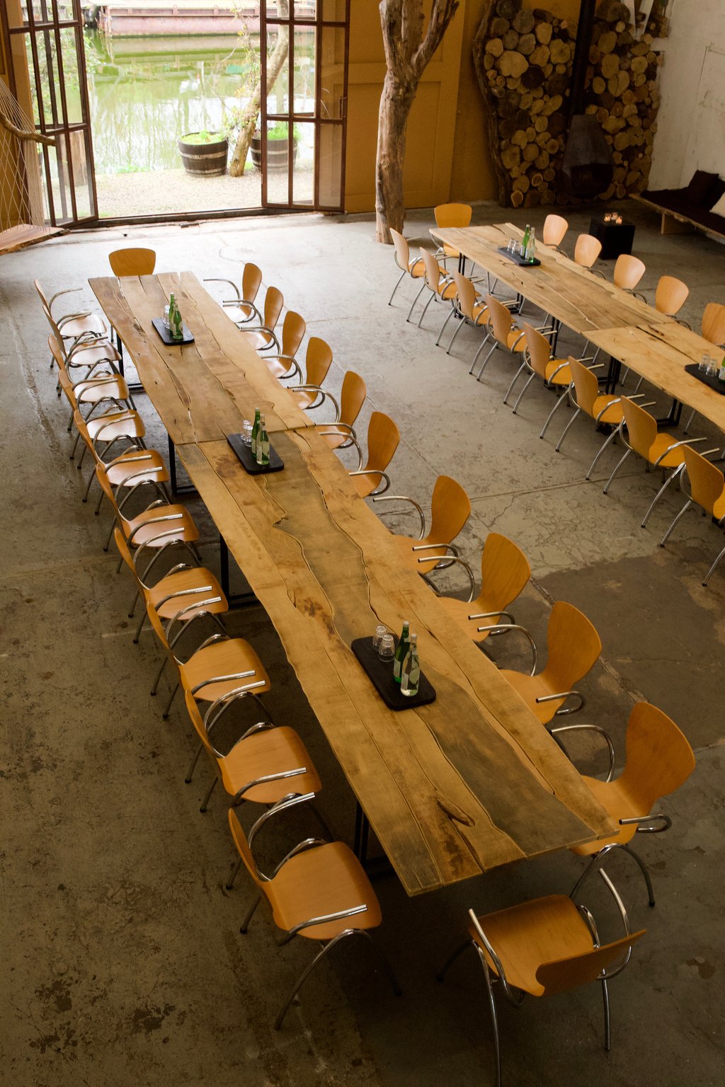 Lange tafel opstelling met stoelen 