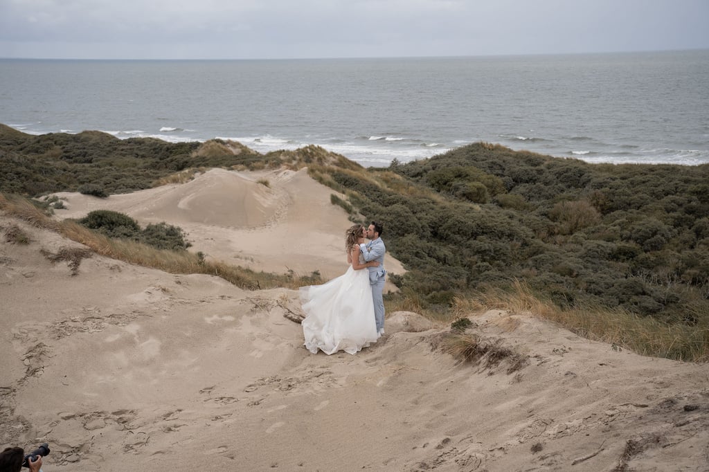 Bruidspaar op de duinen bij de zee