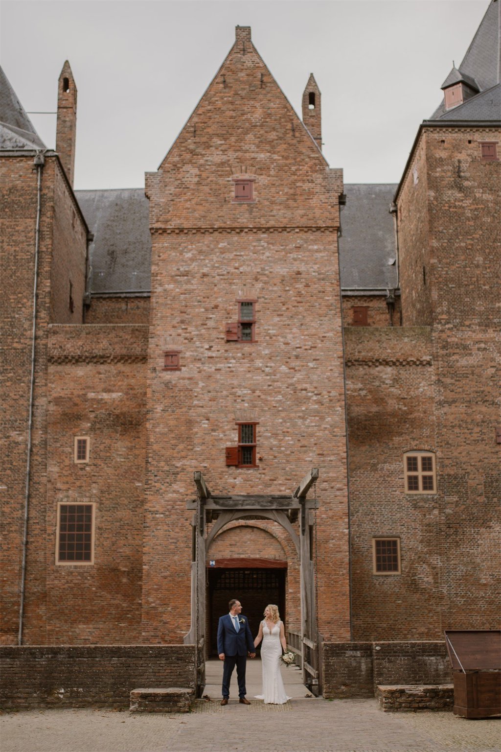 Bruiloft - foto voor het kasteel