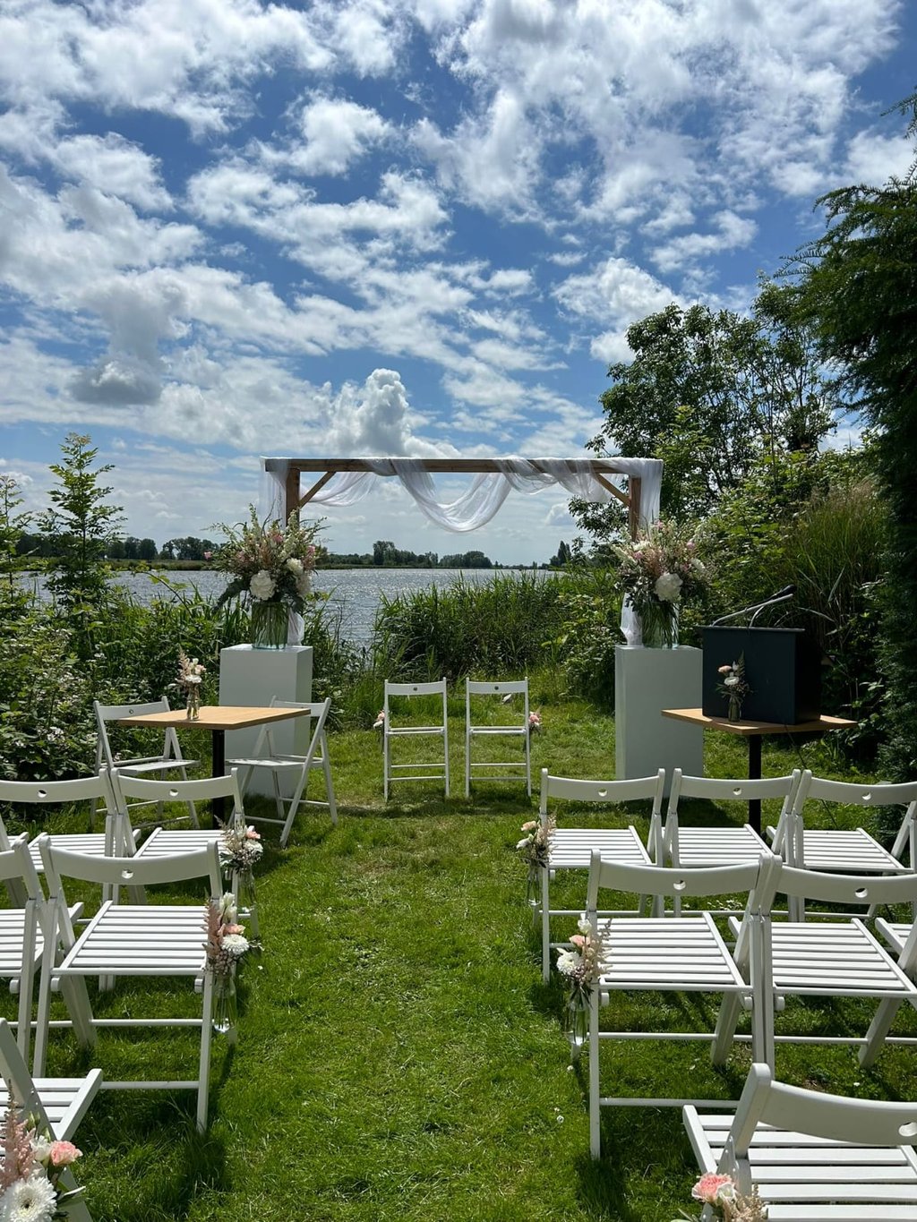 Ceremonie Lakehouse Binnenmaas in de tuin 