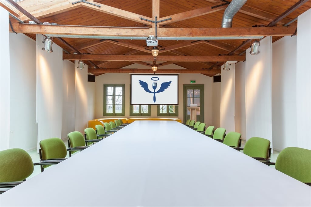 Zaal E lange vergadertafel