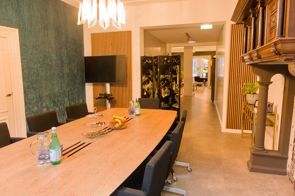 Boardroom, doorkijk naar de living