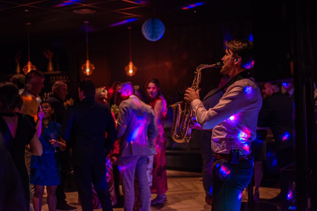 feest met DJ en Saxofonist