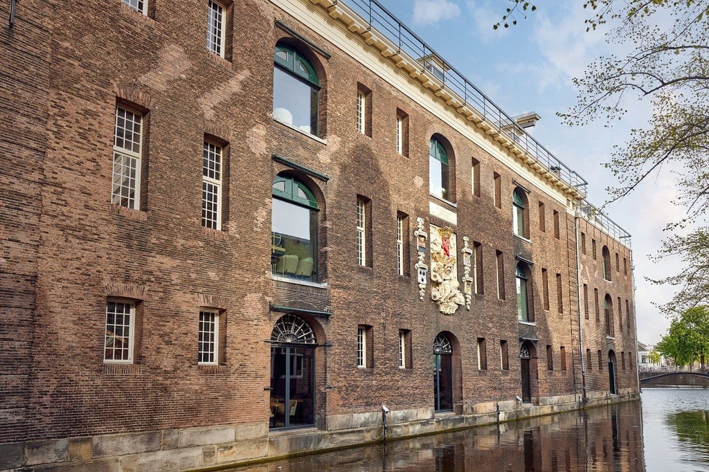 Kanaalaanzicht van Hotel Arsenaal Delft By WestCord