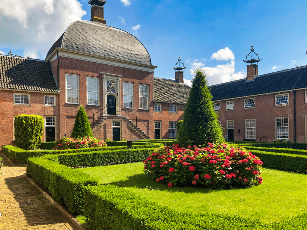 HOFJE VAN AERDEN TROUWEN IN DE BINNENTUIN