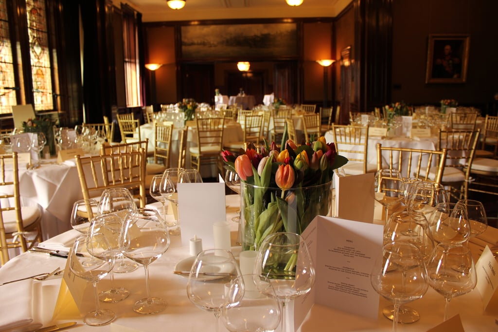 Koningszaal in de Bazel in dineropstelling met ronde tafels