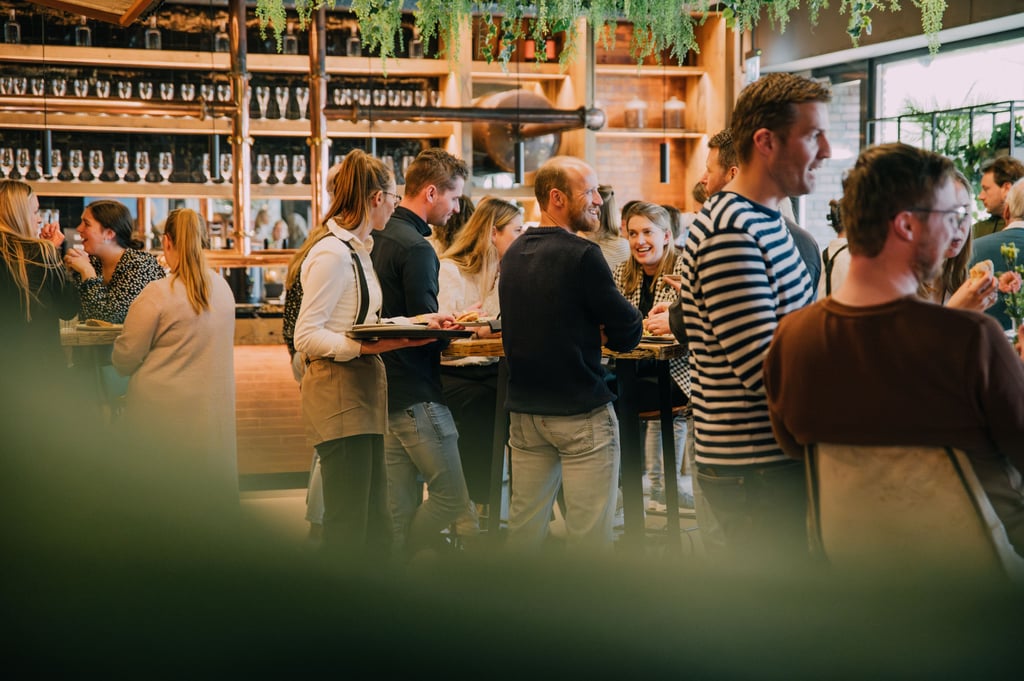 Zaal Salie tijdens een borrel met gasten en informele setting