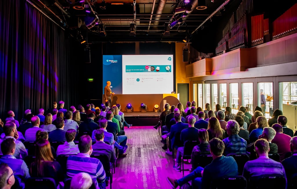 Kleine Zaal - middenpad.jpg