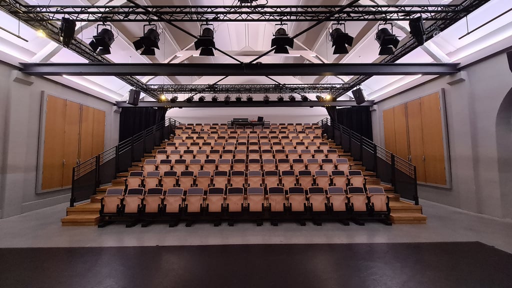 Kleine zaal met tribune 123 personen