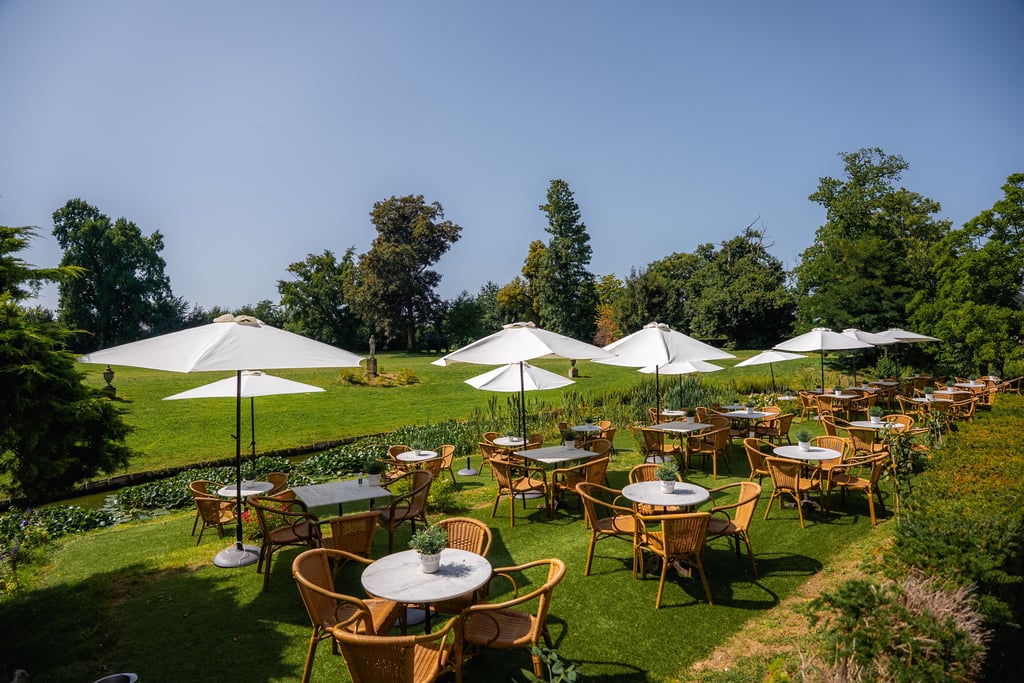 Terras aan het water bij Château de Looz