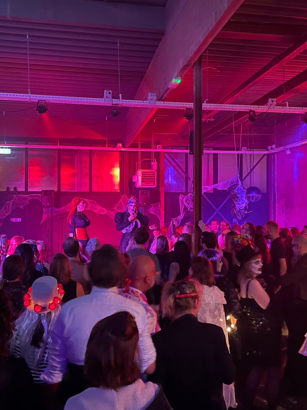 Dragshow in NEEL achter LE:EN