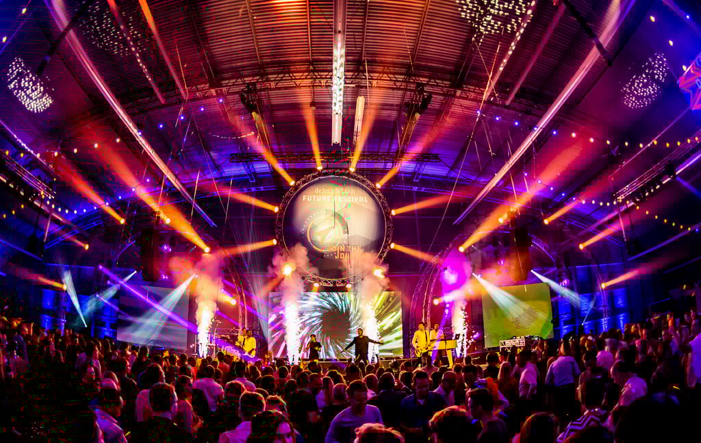 Hangar 11 - lichten - feest - binnen - podium - optreden - bezoekers - Vliegveld Twenthe Evenementenlocatie