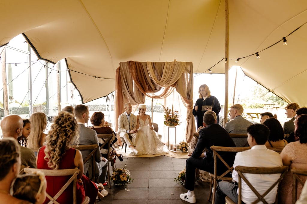 Ceremonie onder stretchtent in de natuur