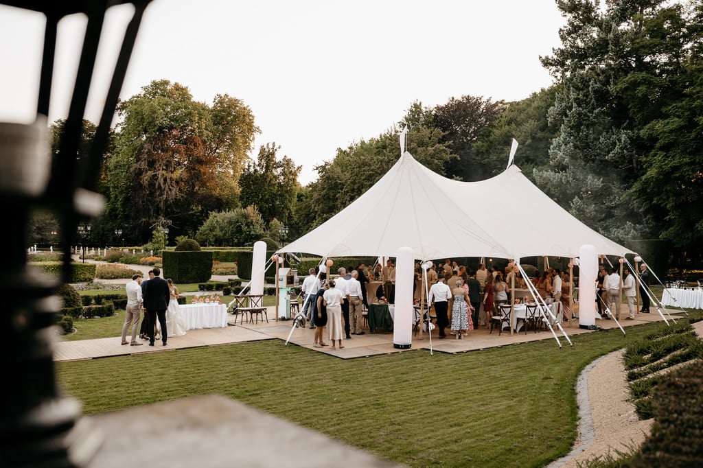 Overdekte bruiloft in de tuin van Kasteel Oost