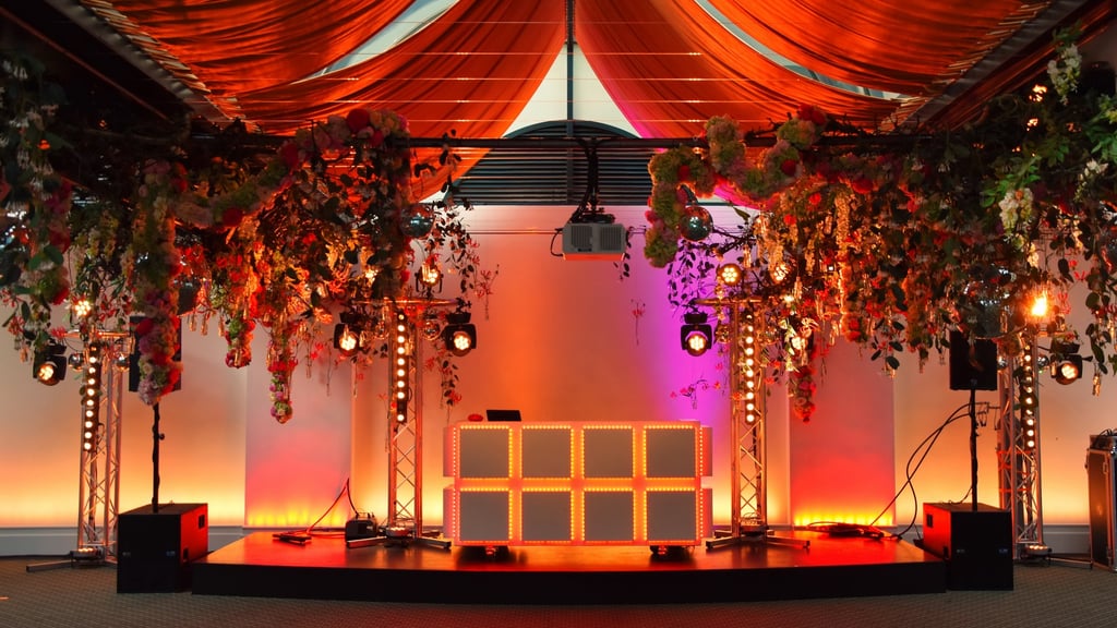 DJ-booth opstelling Oranje Nassau zaal.JPG