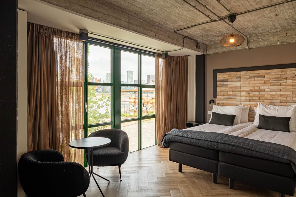 Grand suite bed