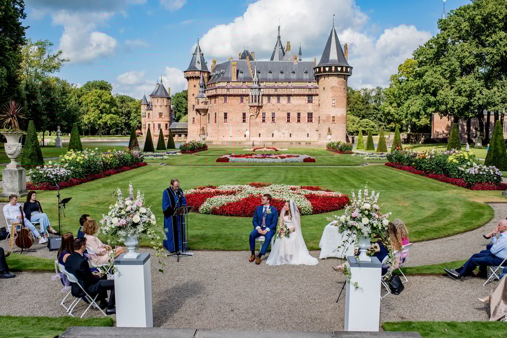 Jullie huwelijk in een van de tuinen van Kasteel de Haar