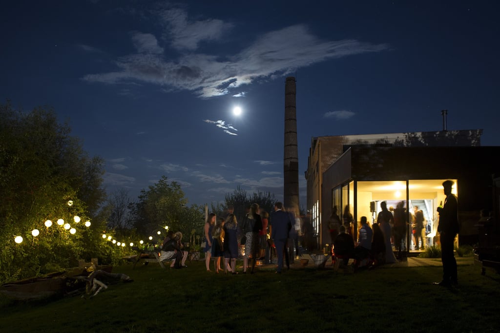 Buitenterrein De IJsselstroom bij nacht 
