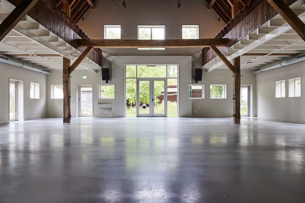 De zaal die vroeger dienst deed als stal