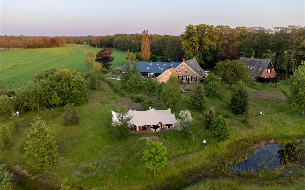 Dronebeeld met tent overdag verkleind.jpg