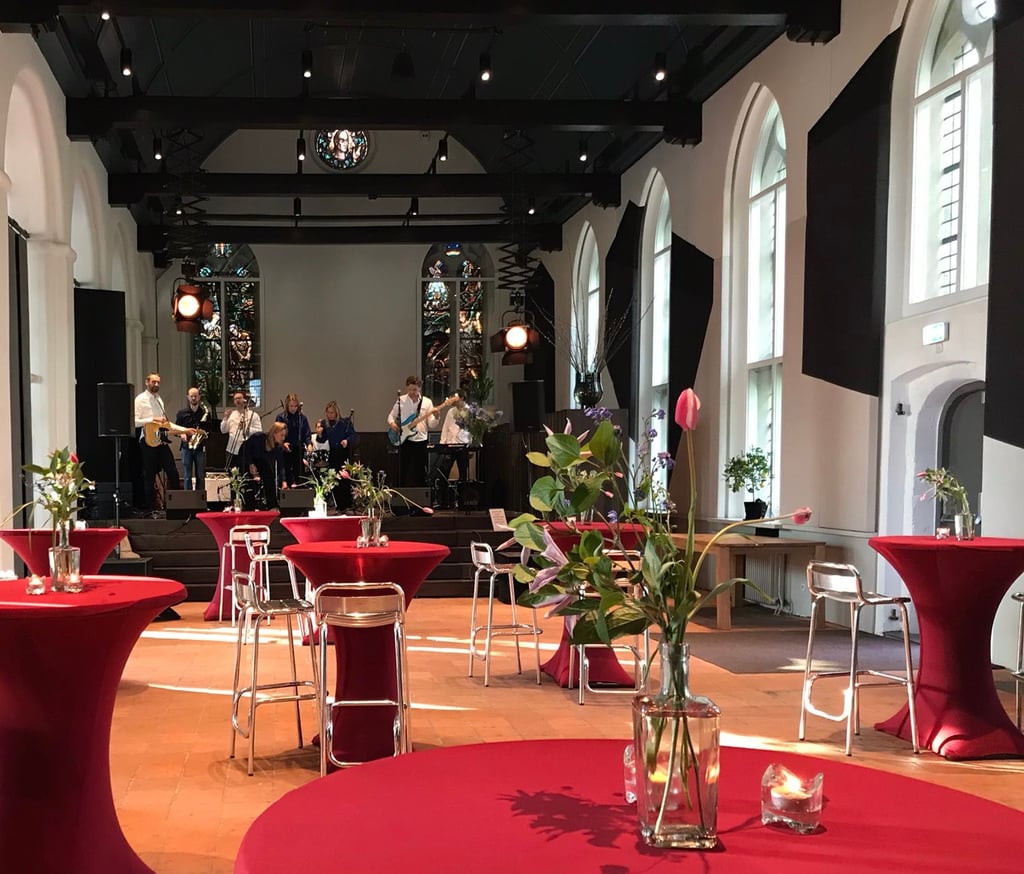 Foyer met band op het podium · Leeuwenbergh in centrum Utrecht