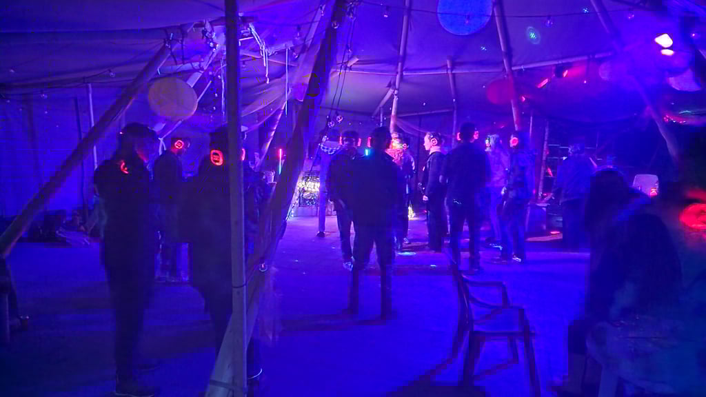 Silent disco in de tipi op Eiland Loosdrecht
