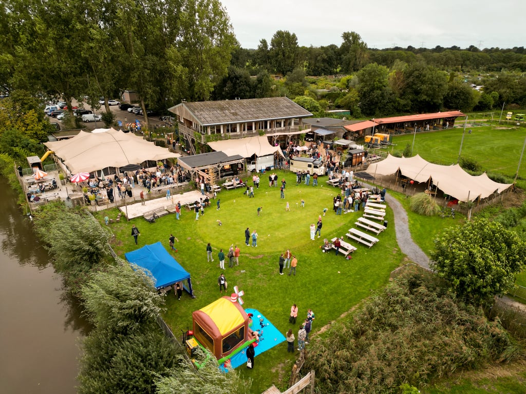 UP Events Weesp: Fairway, Bogey, Chalet, terras en gedeelte golfbaan