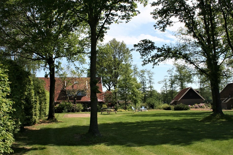 Hoofdgebouw en huisjes