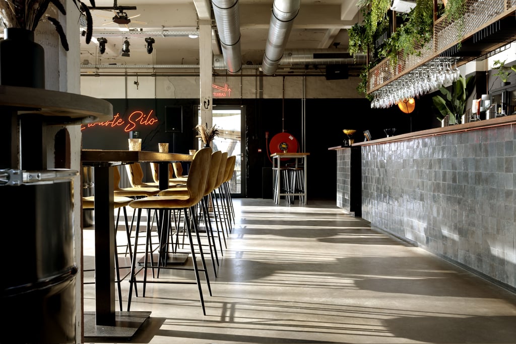 Ruimte met uizicht op de haven