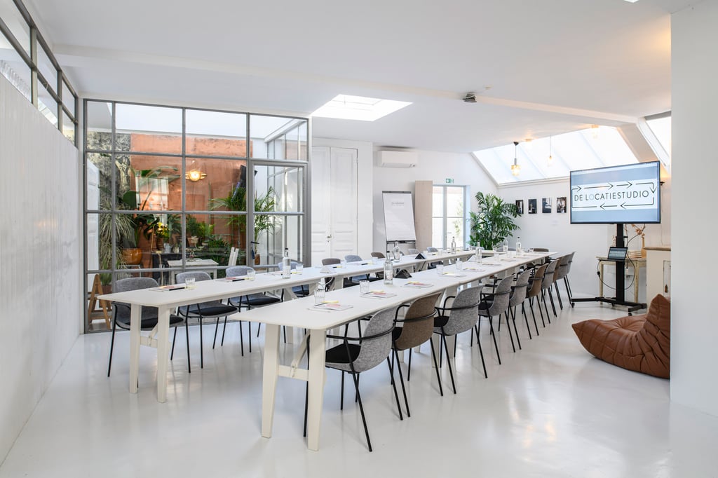 DE LOCATIESTUDIO tafels stoelen  (1)