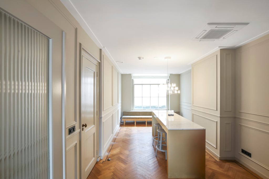 Amsterdamse suite - Hoge bartafel.jpg