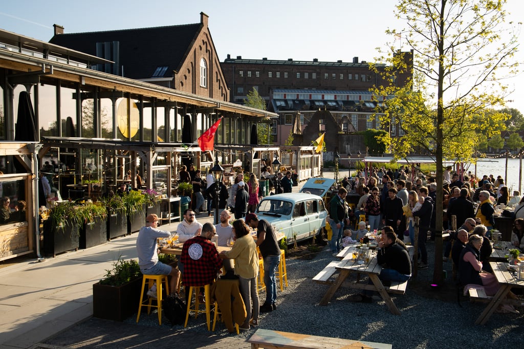 Zonnig terras aan het water bij Mooie Boules Haarlem