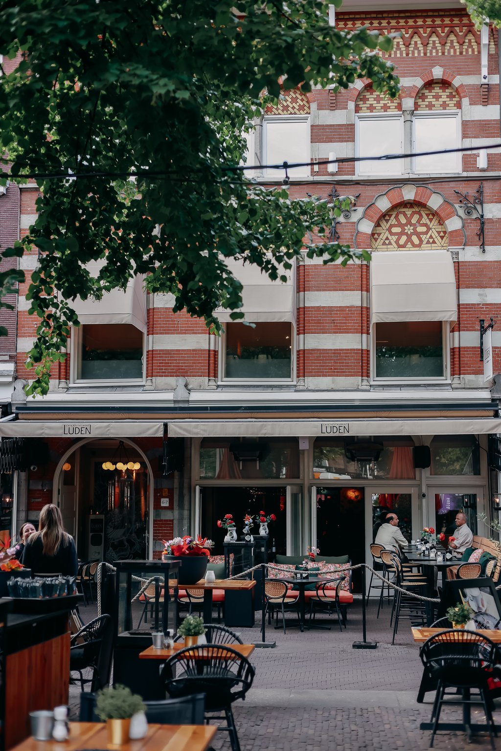 Luden Den Haag - terras voorkant