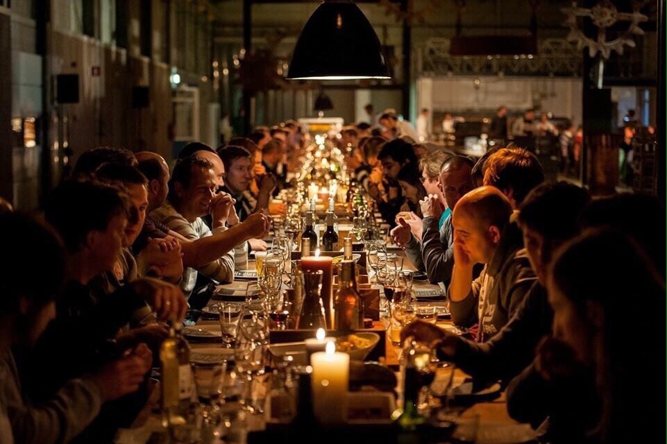 hangar 18 - catering - lange tafel - dineren - private dining - intiem - bezoekers - Vliegveld Twenthe Evenementenlocatie 